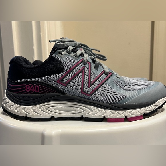 New Balance 840 Women’s Sneaker Size 7 - Picture 2 of 7